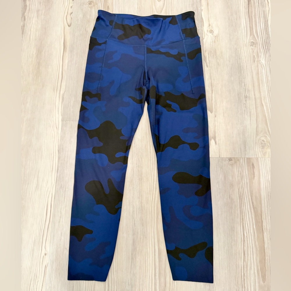 GAP FIT Women’s Camo Performance 7/8 Leggings. Blue & Black. Size Small. GUC